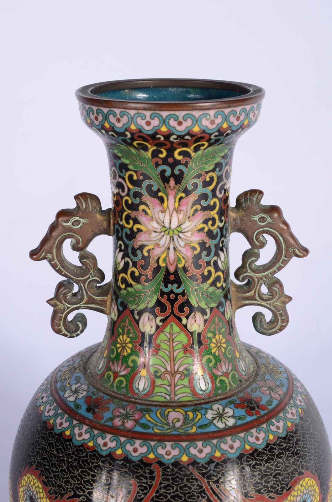 Vaso de cloisonné chines decorado com figuras de dragões em... - foto 3 de 10
