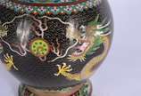Vaso de cloisonné chines decorado com figuras d... - Vaso de cloisonné chines decorado com figuras de dragões em policromia sobre fundo preto (com pequeno restauro). Base com amassado.