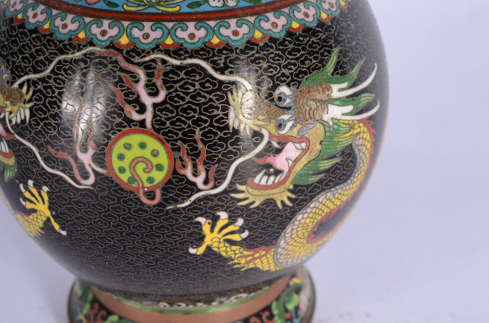 Vaso de cloisonné chines decorado com figuras de dragões em... - foto 4 de 10