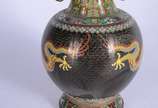 Vaso de cloisonné chines decorado com figuras d... - Vaso de cloisonné chines decorado com figuras de dragões em policromia sobre fundo preto (com pequeno restauro). Base com amassado.