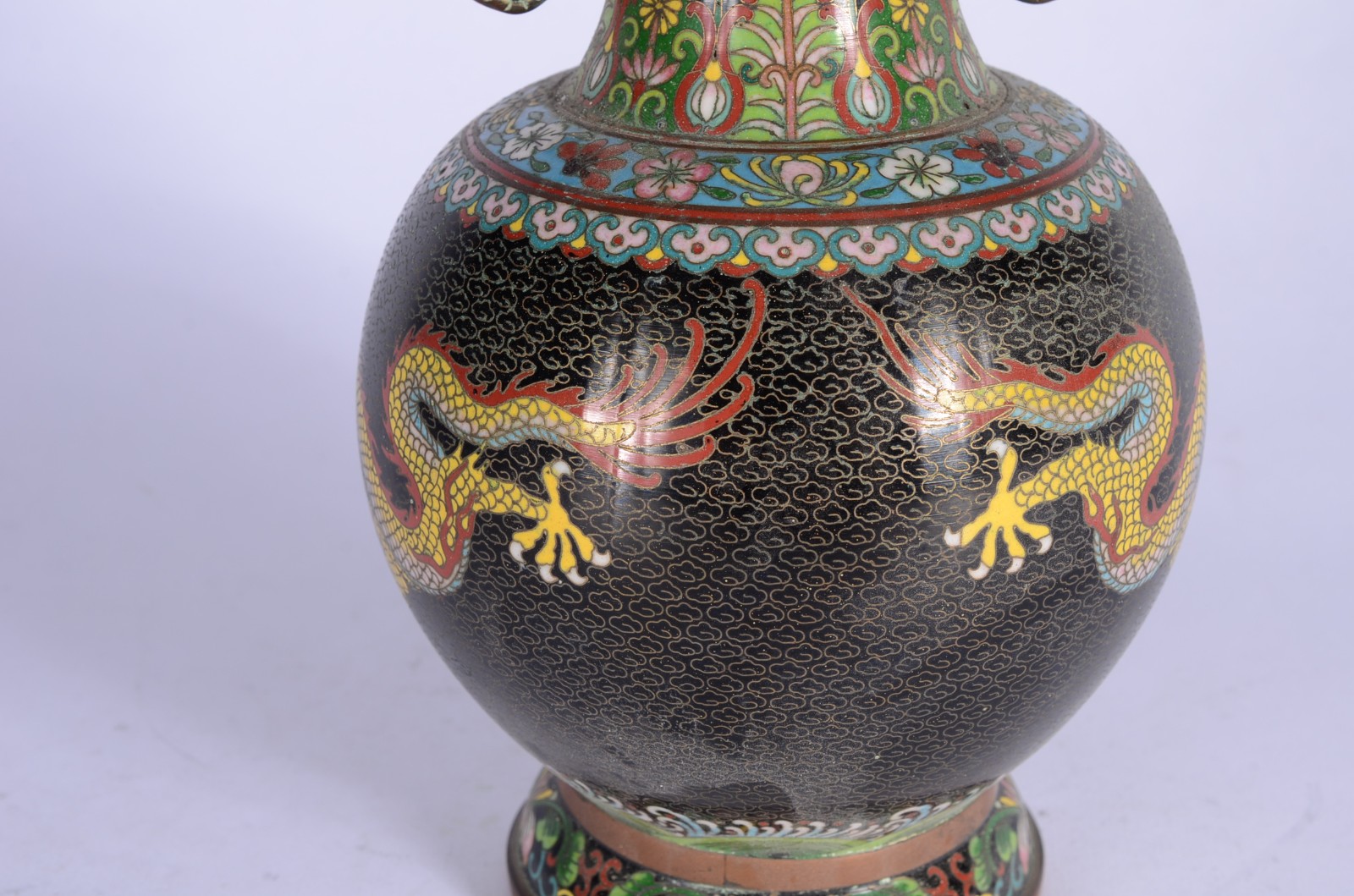 Vaso de cloisonné chines decorado com figuras de dragões em... - foto 5 de 10