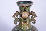 Vaso de cloisonné chines decorado com figuras d... - Vaso de cloisonné chines decorado com figuras de dragões em policromia sobre fundo preto (com pequeno restauro). Base com amassado.