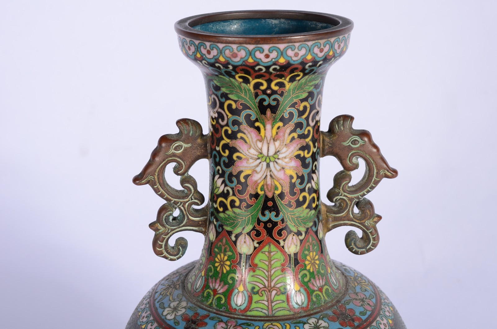 Vaso de cloisonné chines decorado com figuras de dragões em... - foto 6 de 10