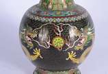 Vaso de cloisonné chines decorado com figuras d... - Vaso de cloisonné chines decorado com figuras de dragões em policromia sobre fundo preto (com pequeno restauro). Base com amassado.