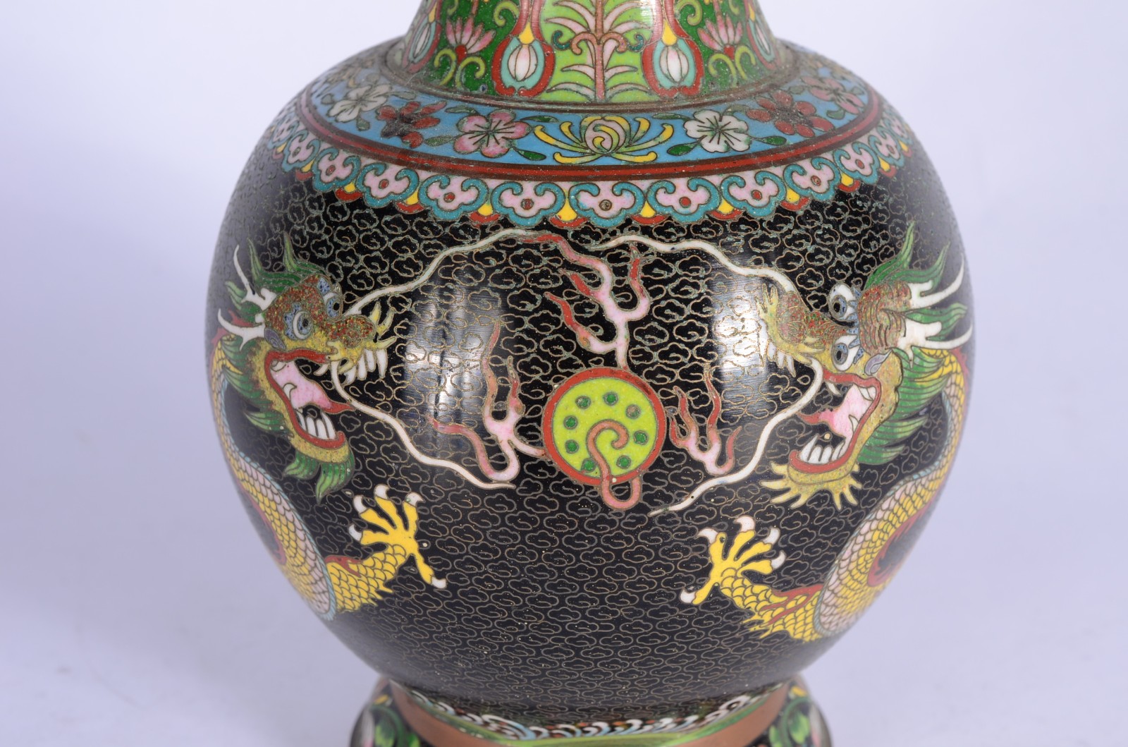 Vaso de cloisonné chines decorado com figuras de dragões em... - foto 7 de 10