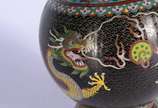 Vaso de cloisonné chines decorado com figuras d... - Vaso de cloisonné chines decorado com figuras de dragões em policromia sobre fundo preto (com pequeno restauro). Base com amassado.