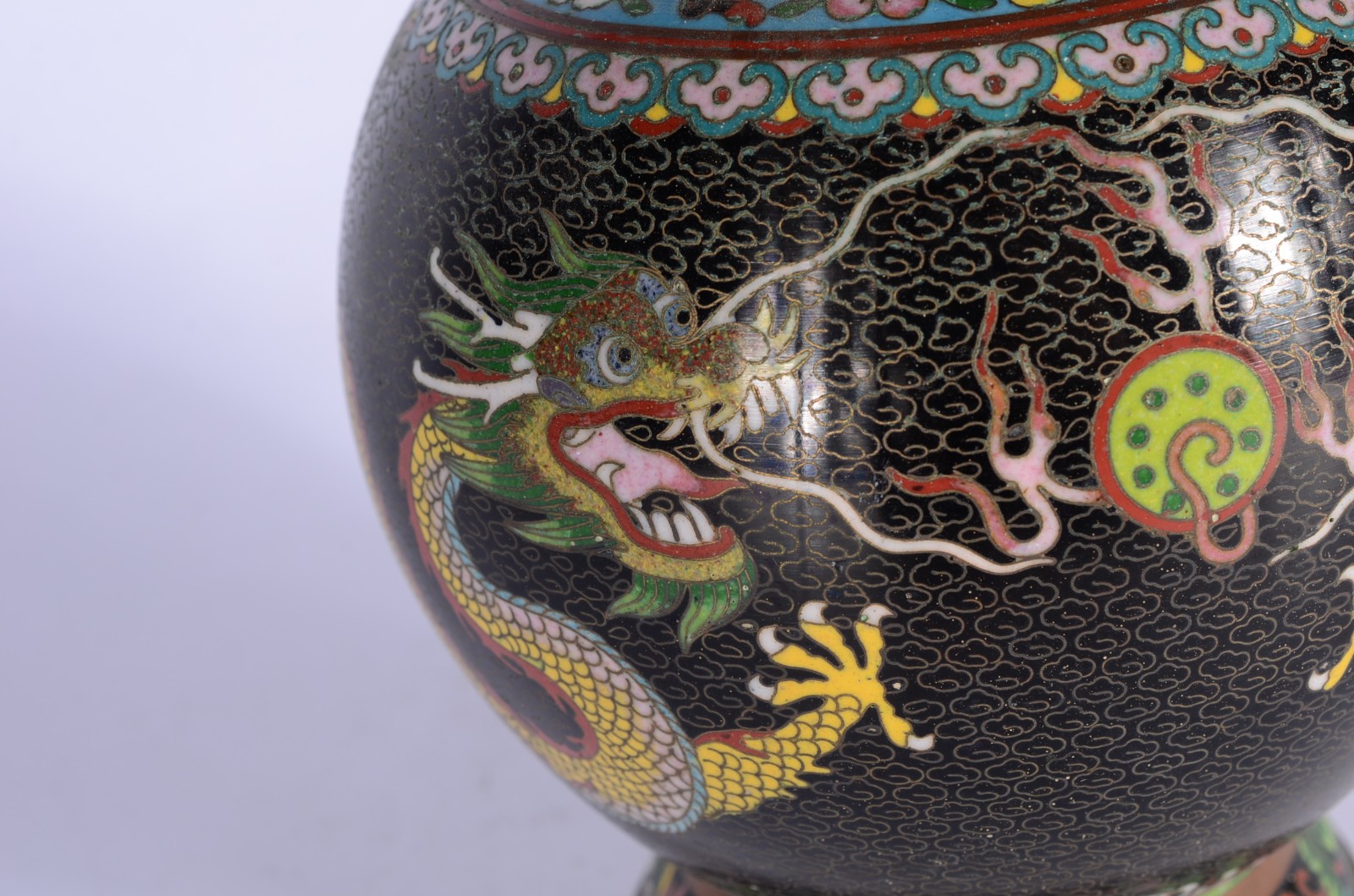 Vaso de cloisonné chines decorado com figuras de dragões em... - foto 8 de 10