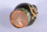 Vaso de cloisonné chines decorado com figuras d... - Vaso de cloisonné chines decorado com figuras de dragões em policromia sobre fundo preto (com pequeno restauro). Base com amassado.