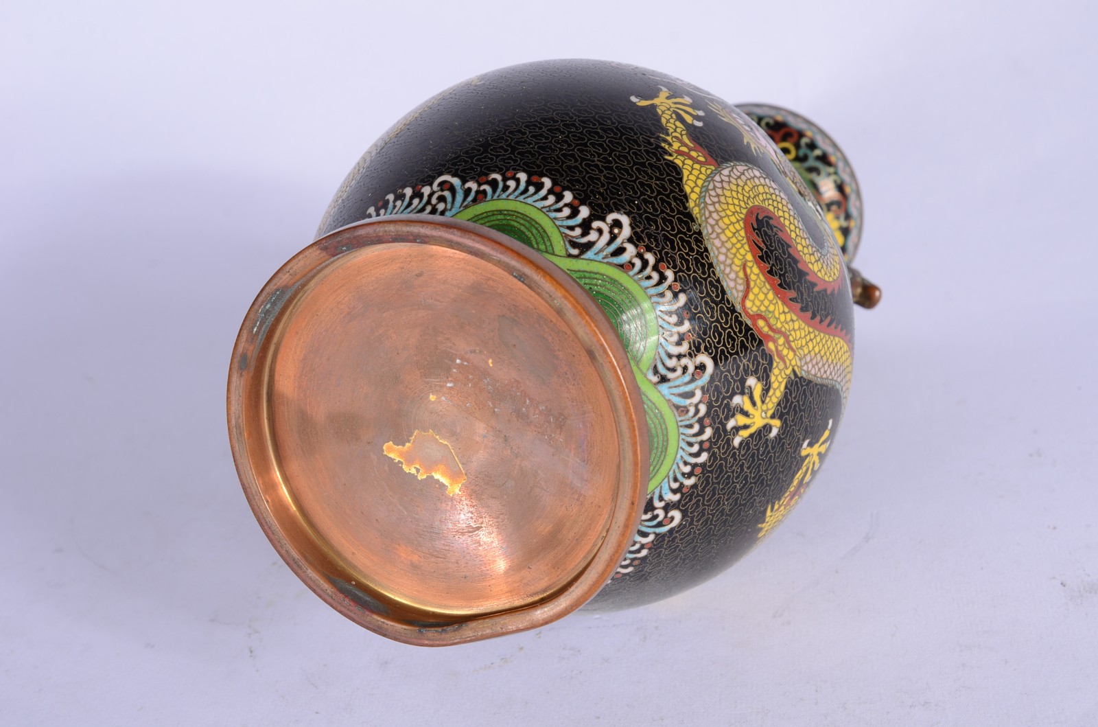 Vaso de cloisonné chines decorado com figuras de dragões em... - foto 9 de 10