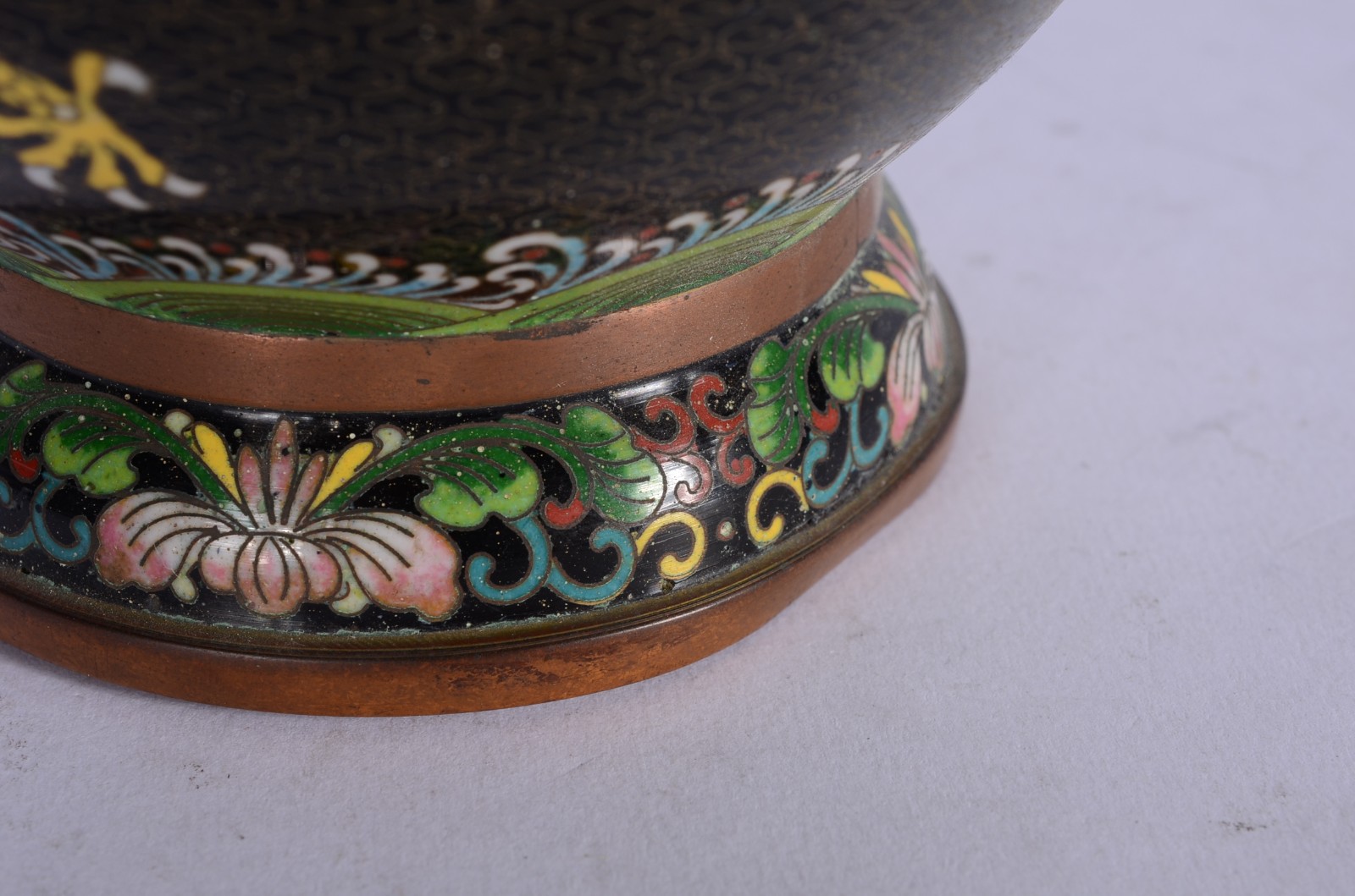 Vaso de cloisonné chines decorado com figuras de dragões em... - foto 10 de 10