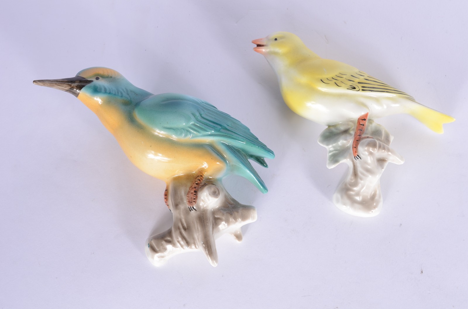 Duas estatuetas de porcelana policromada representando pássaros. - foto 1 de 6