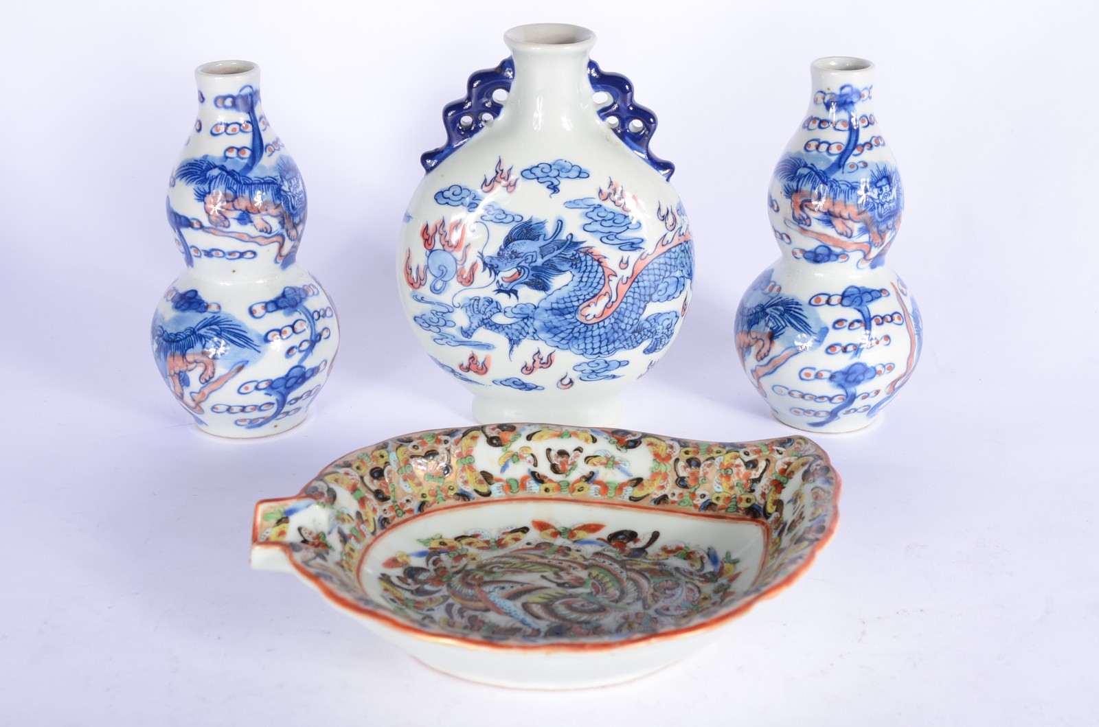Quatro peças diversas, sendo: 3 vasos de porcelana azul e branca e... - foto 1 de 5