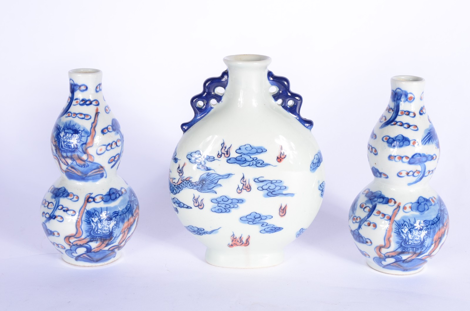 Quatro peças diversas, sendo: 3 vasos de porcelana azul e branca e... - foto 2 de 5