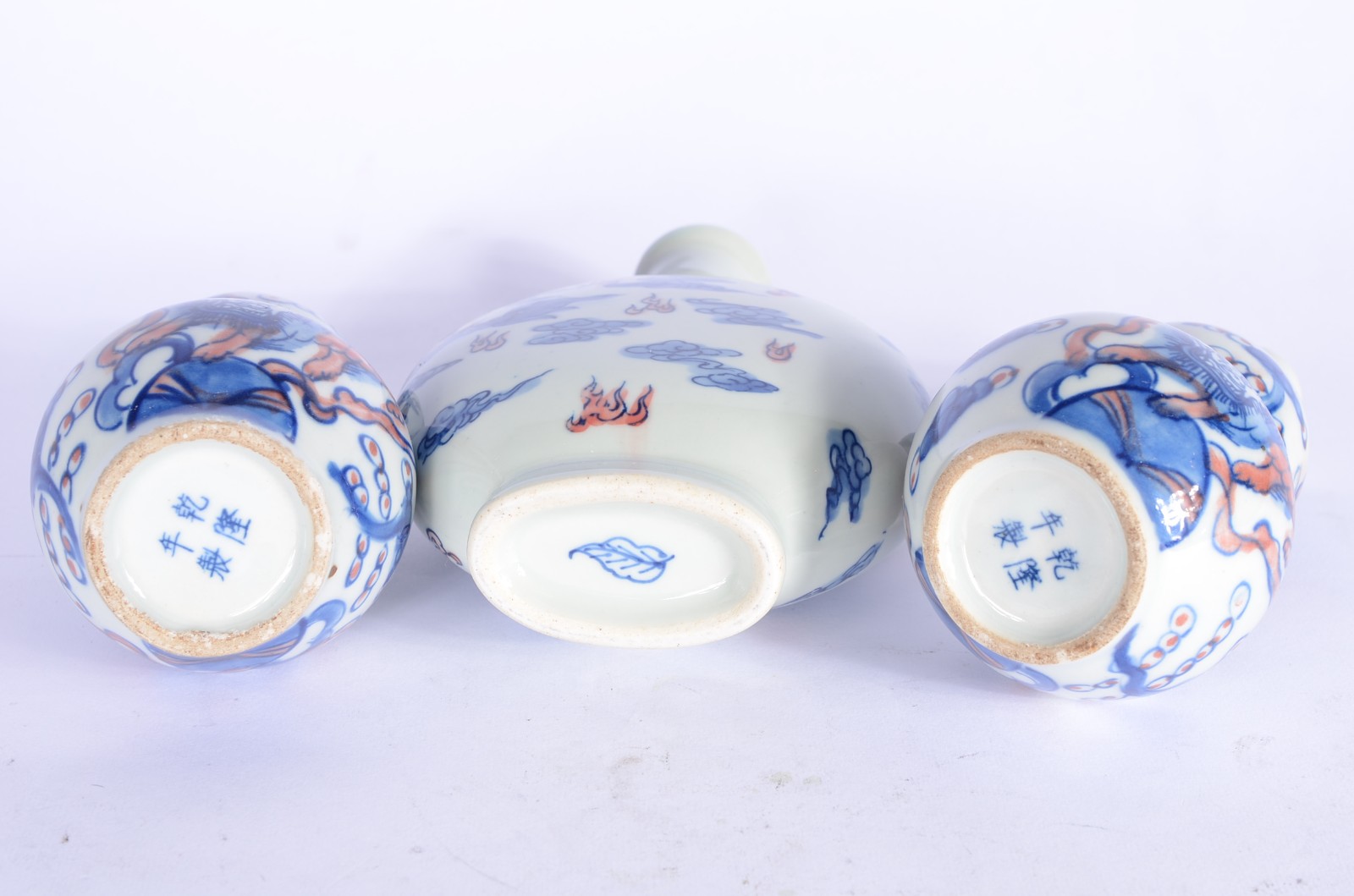 Quatro peças diversas, sendo: 3 vasos de porcelana azul e branca e... - foto 3 de 5