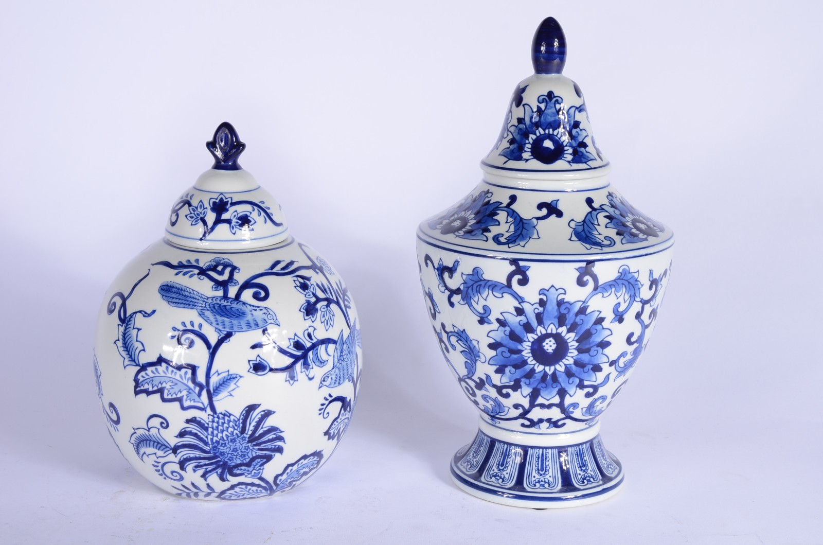 Dois potiches de porcelana decorados com pássaros e flores em azul e... - foto 1 de 6