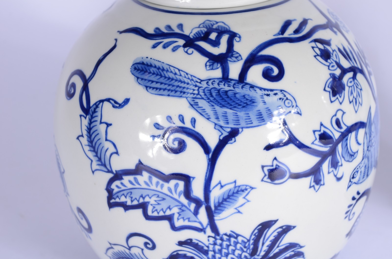 Dois potiches de porcelana decorados com pássaros e flores em azul e... - foto 2 de 6