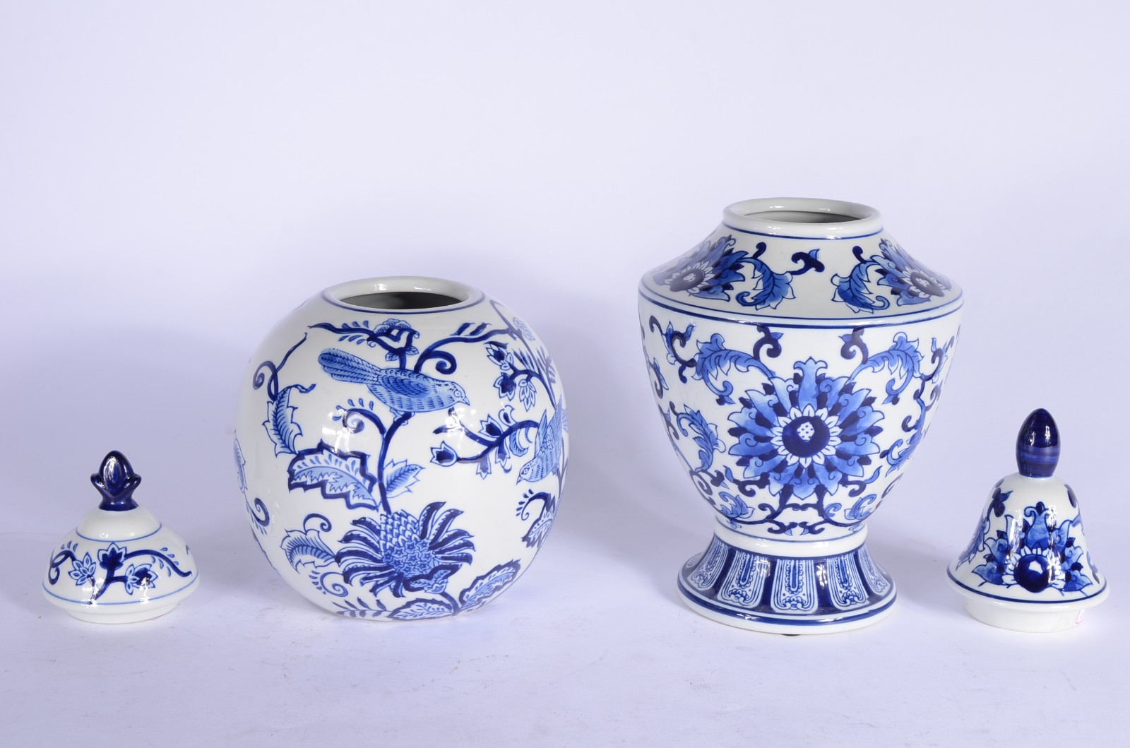 Dois potiches de porcelana decorados com pássaros e flores em azul e... - foto 4 de 6