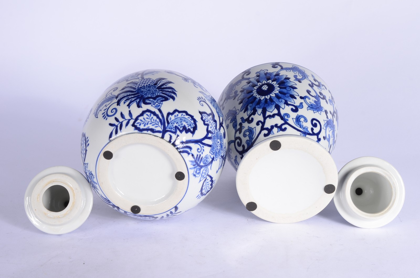 Dois potiches de porcelana decorados com pássaros e flores em azul e... - foto 5 de 6
