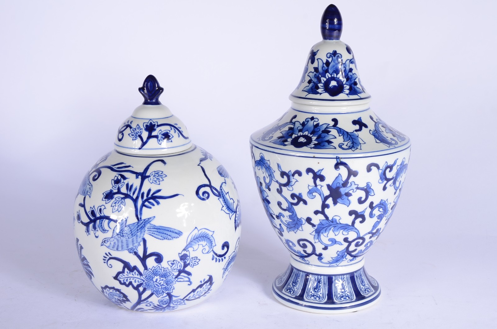 Dois potiches de porcelana decorados com pássaros e flores em azul e... - foto 6 de 6