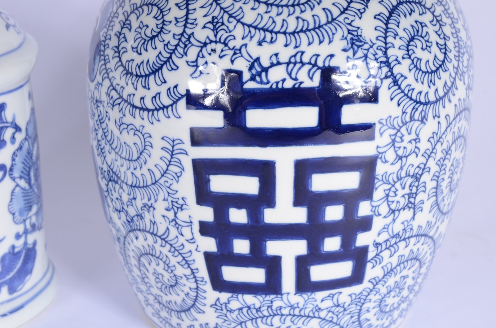 Dois potiches de porcelana decorados com motivos orientais em azul e... - foto 2 de 8