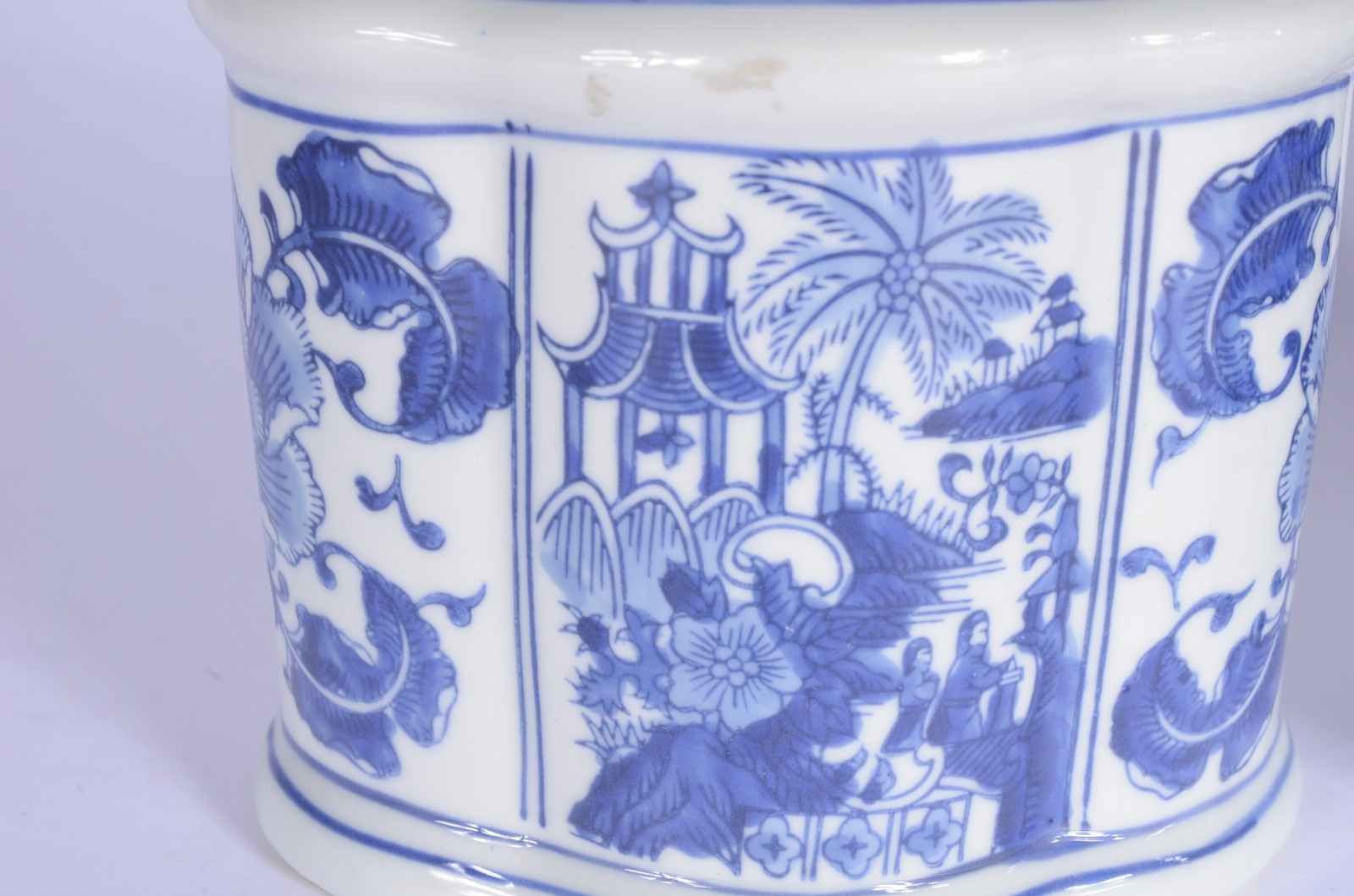 Dois potiches de porcelana decorados com motivos orientais em azul e... - foto 3 de 8