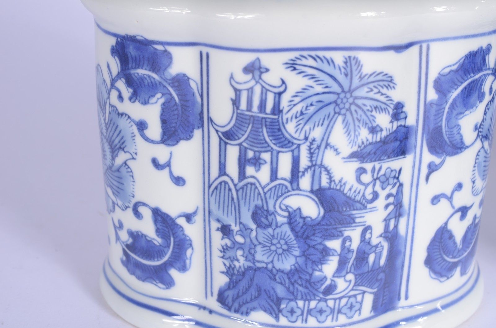 Dois potiches de porcelana decorados com motivos orientais em azul e... - foto 5 de 8