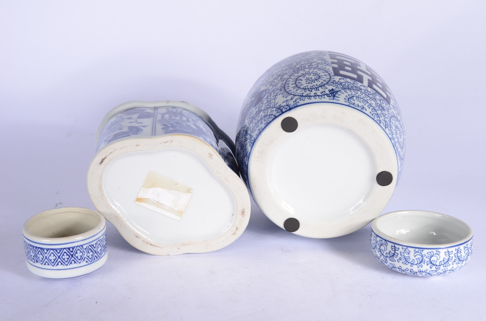 Dois potiches de porcelana decorados com motivos orientais em azul e... - foto 8 de 8