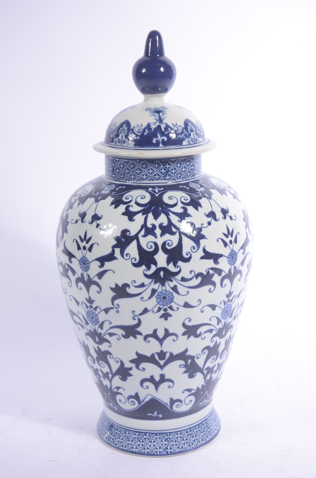 Potiche decorativo de porcelana azul e branca. - foto 1 de 8
