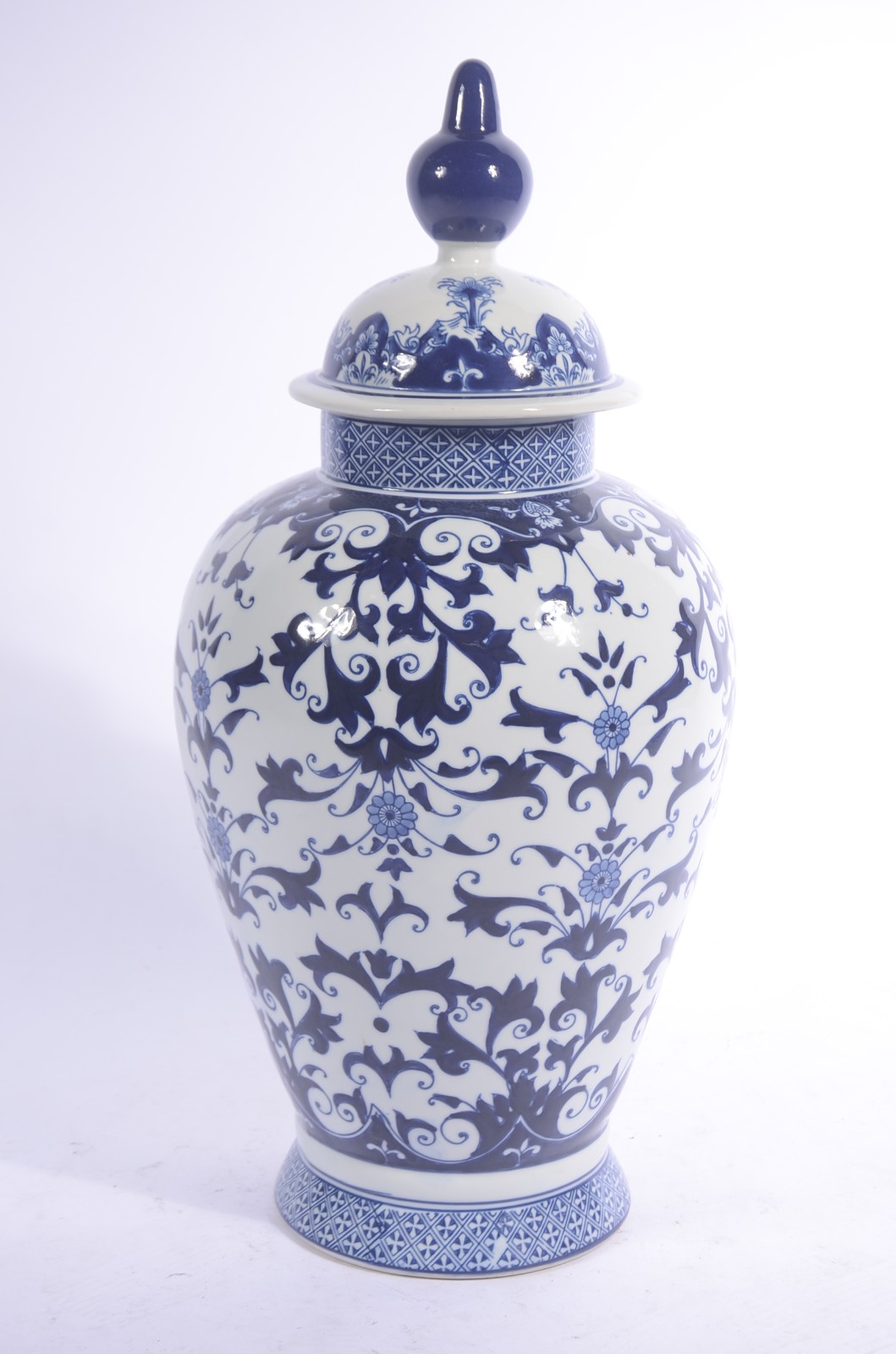 Potiche decorativo de porcelana azul e branca. - foto 2 de 8