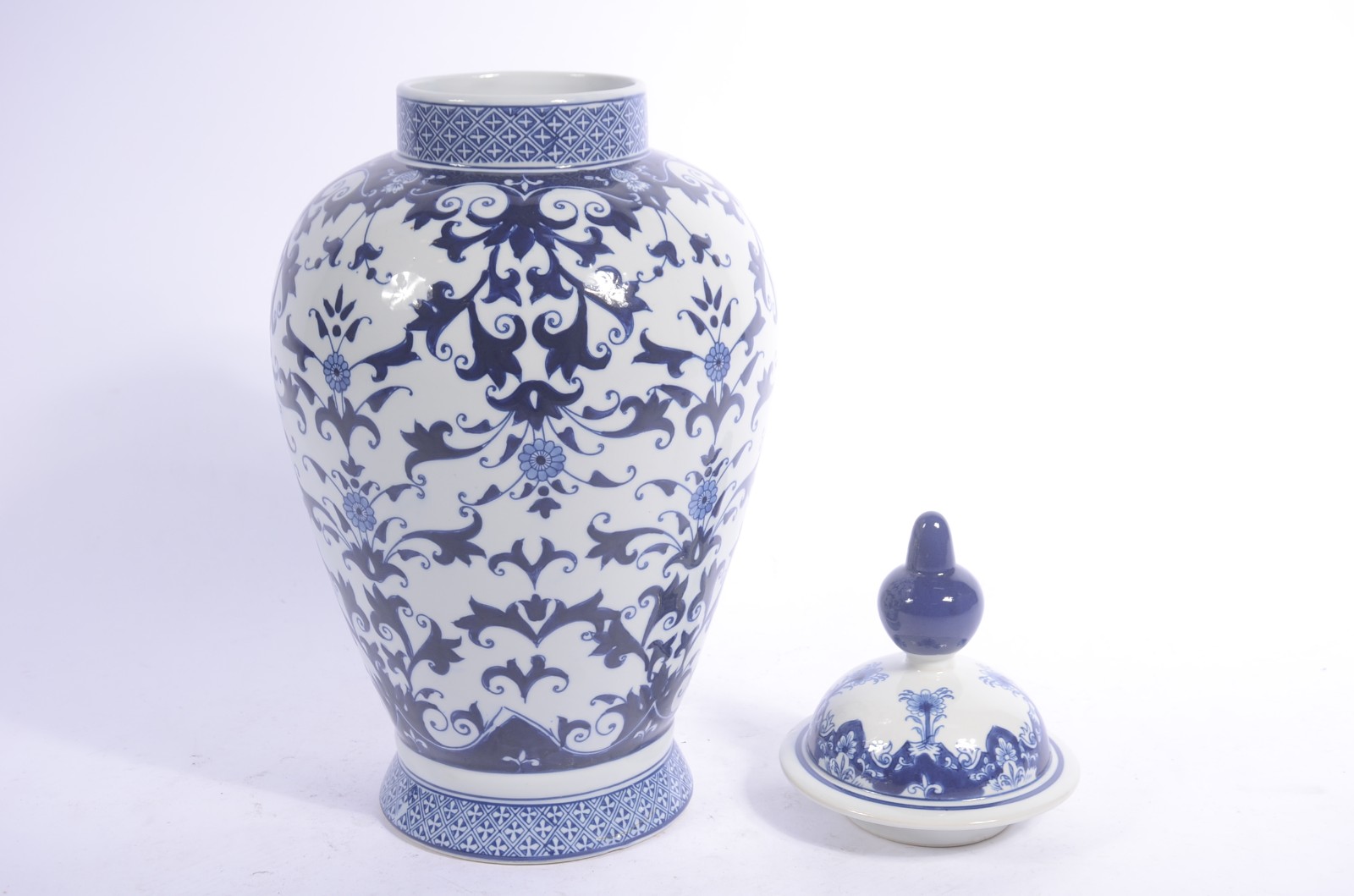 Potiche decorativo de porcelana azul e branca. - foto 5 de 8