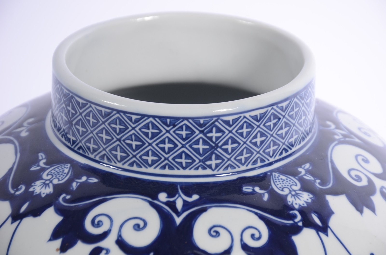Potiche decorativo de porcelana azul e branca. - foto 6 de 8