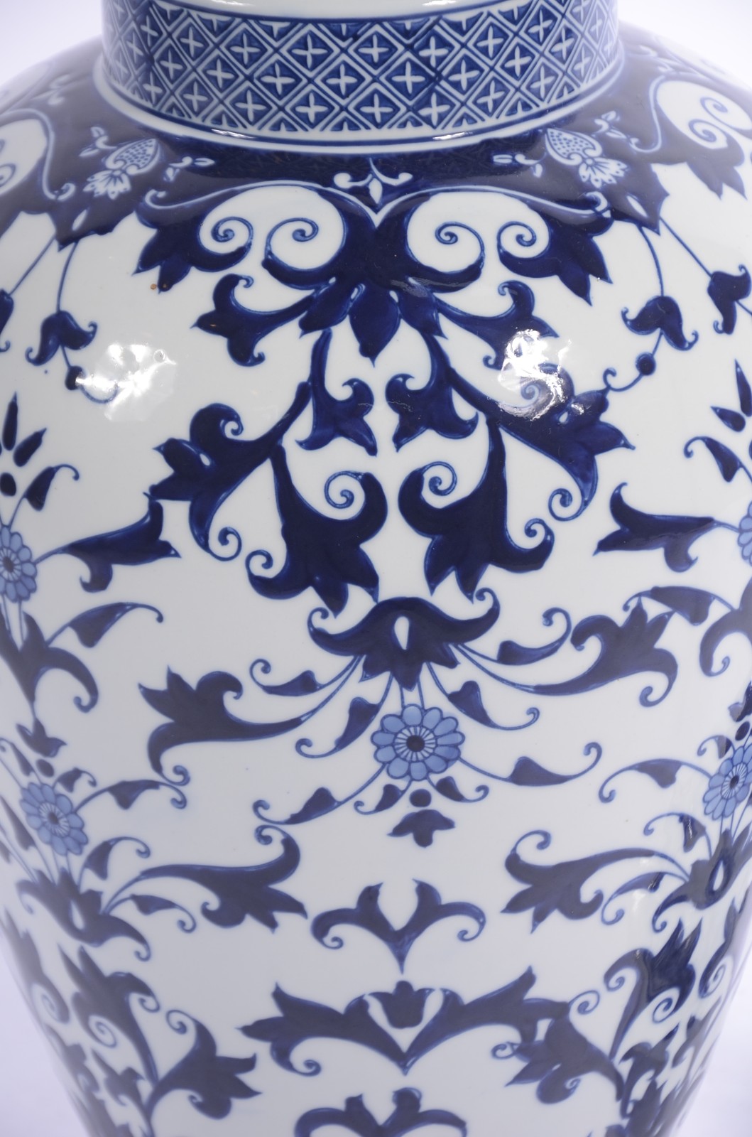 Potiche decorativo de porcelana azul e branca. - foto 7 de 8