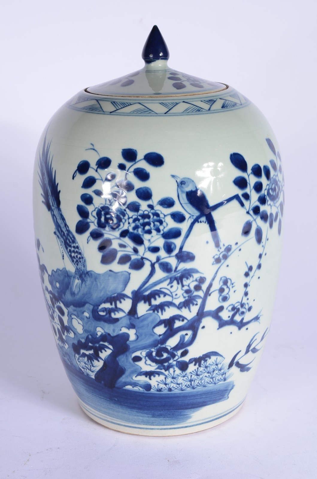 Duas peças de porcelana oriental decoradas em azul e branco, sendo... - foto 4 de 10