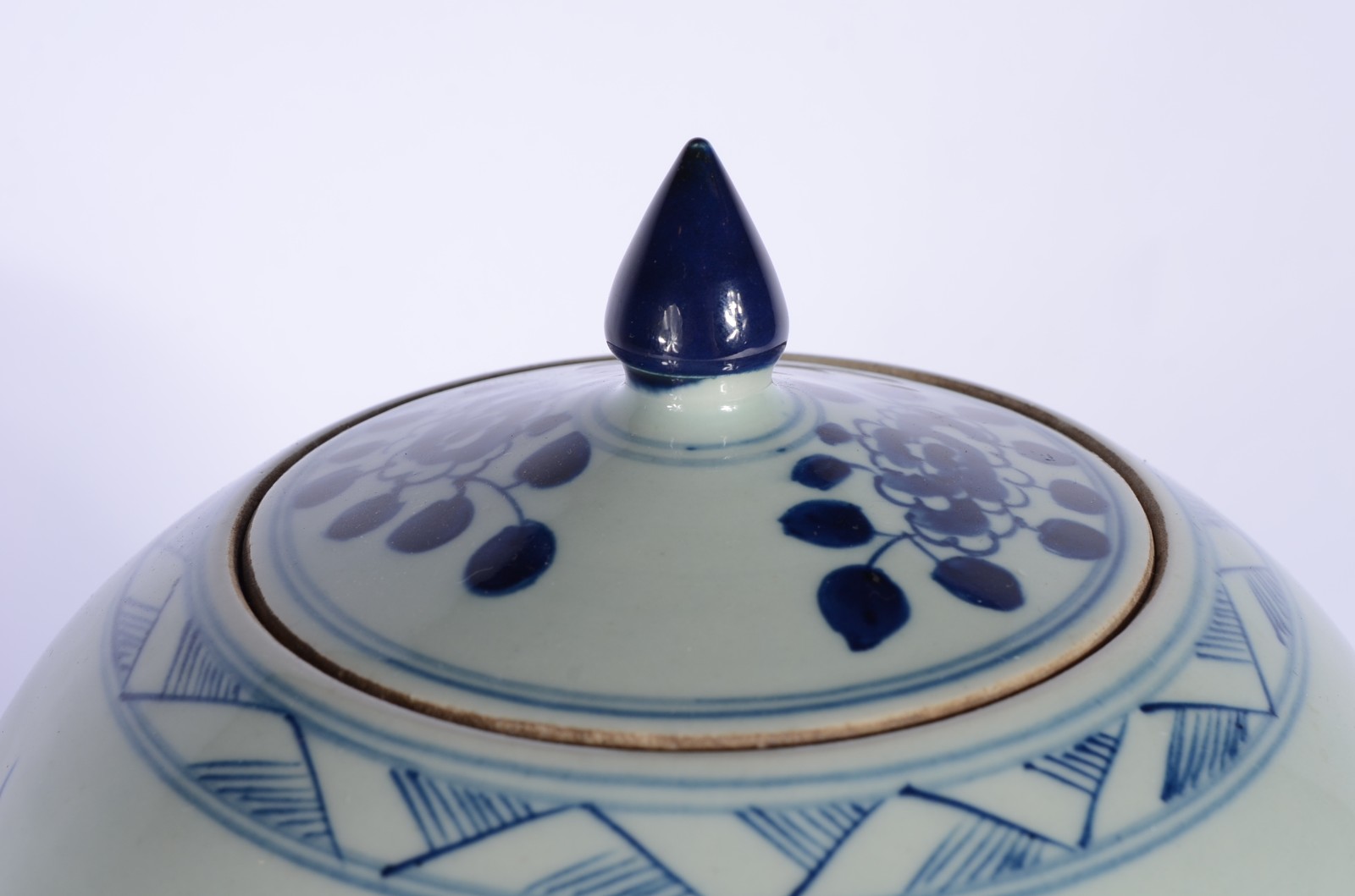 Duas peças de porcelana oriental decoradas em azul e branco, sendo... - foto 5 de 10