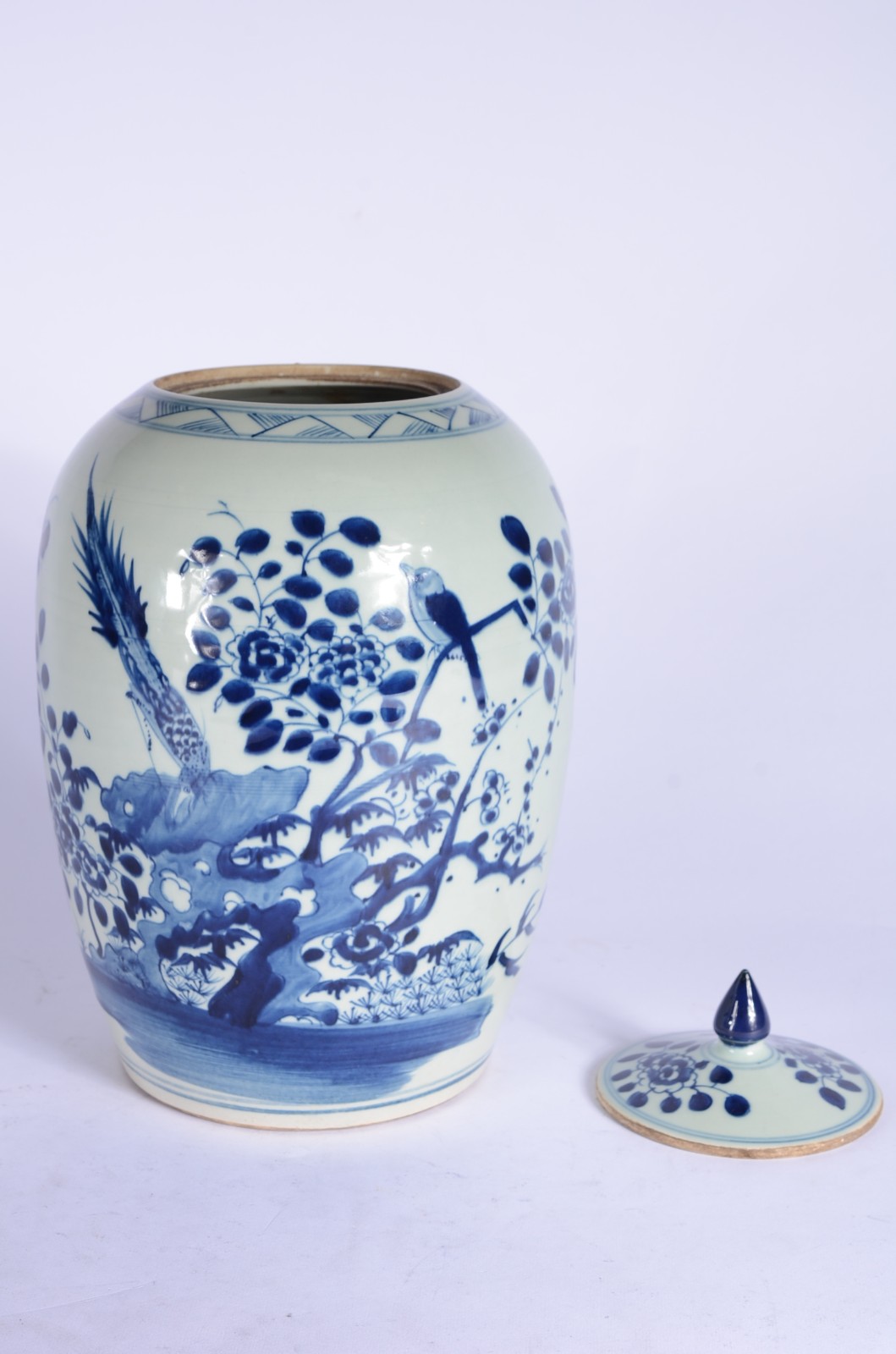 Duas peças de porcelana oriental decoradas em azul e branco, sendo... - foto 8 de 10