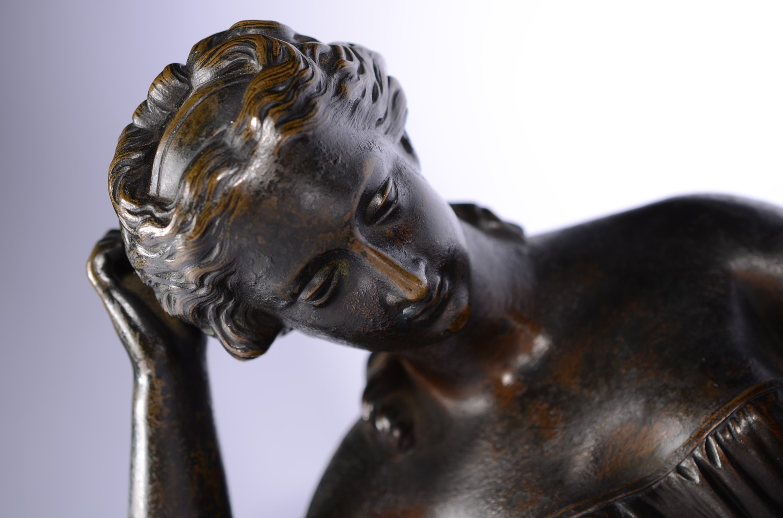 Estatueta de bronze representando figura feminina recostada... - foto 2 de 8