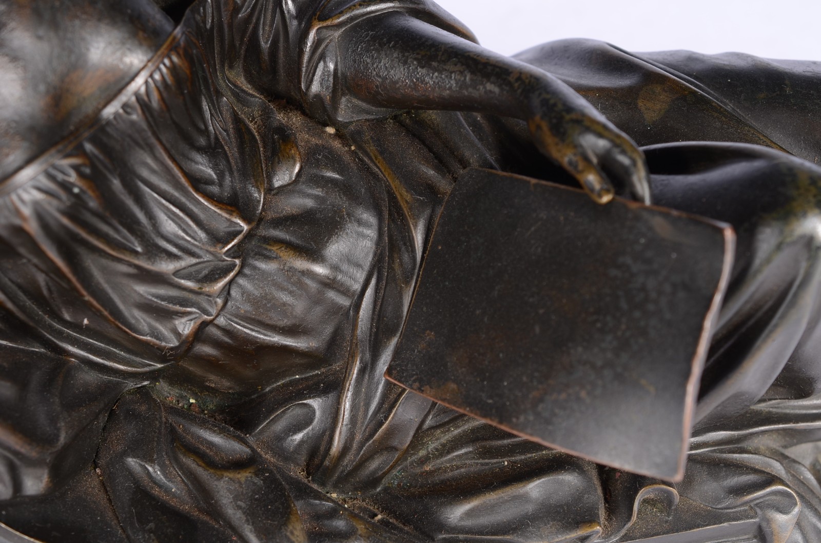 Estatueta de bronze representando figura feminina recostada... - foto 3 de 8