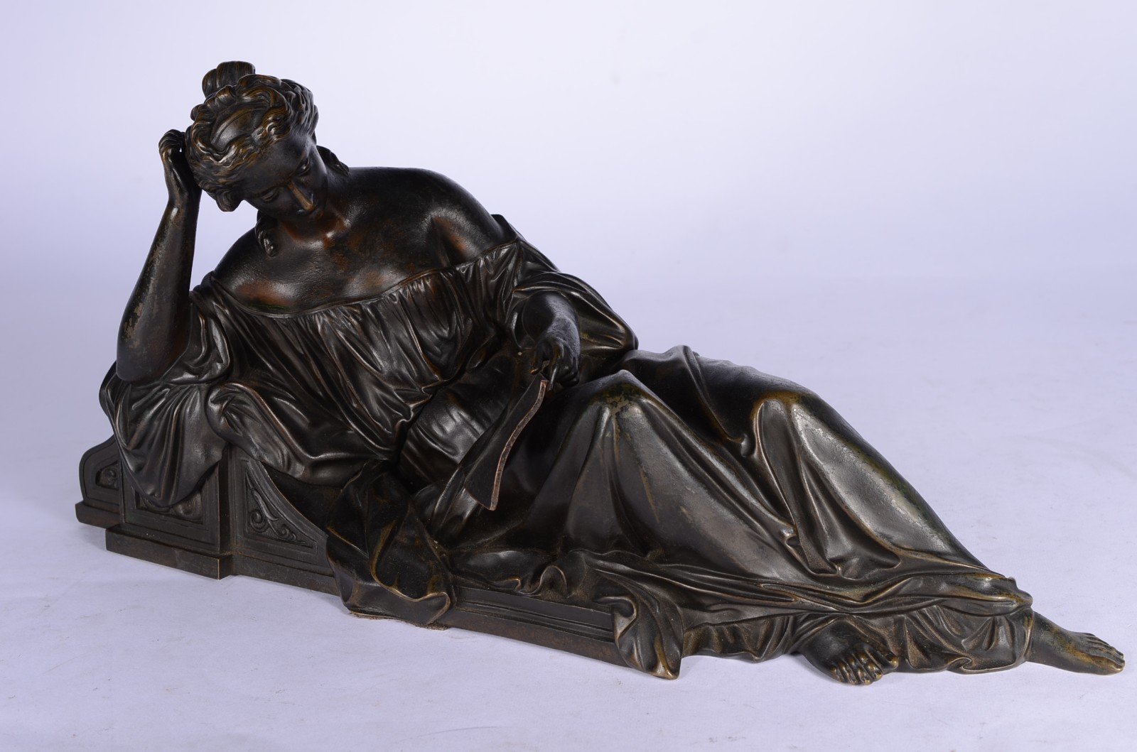 Estatueta de bronze representando figura feminina recostada... - foto 4 de 8