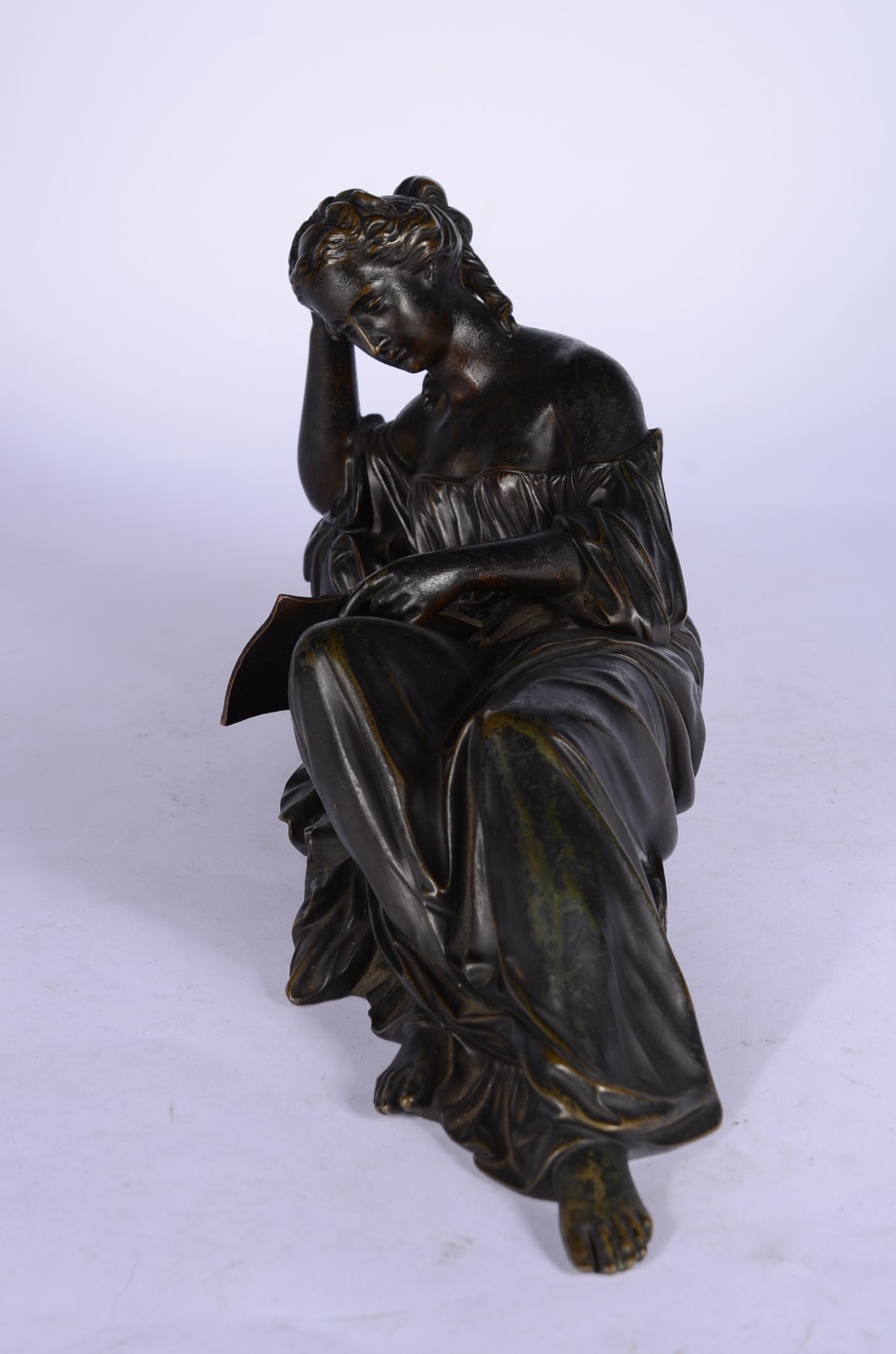Estatueta de bronze representando figura feminina recostada... - foto 5 de 8