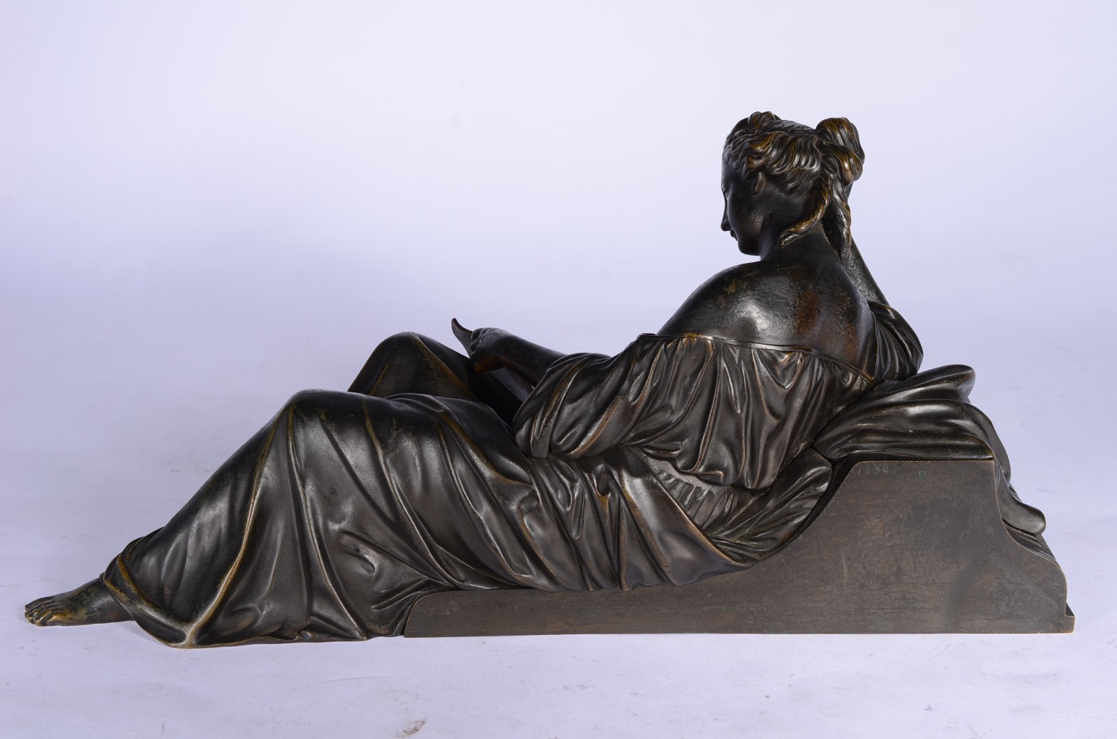Estatueta de bronze representando figura feminina recostada... - foto 6 de 8