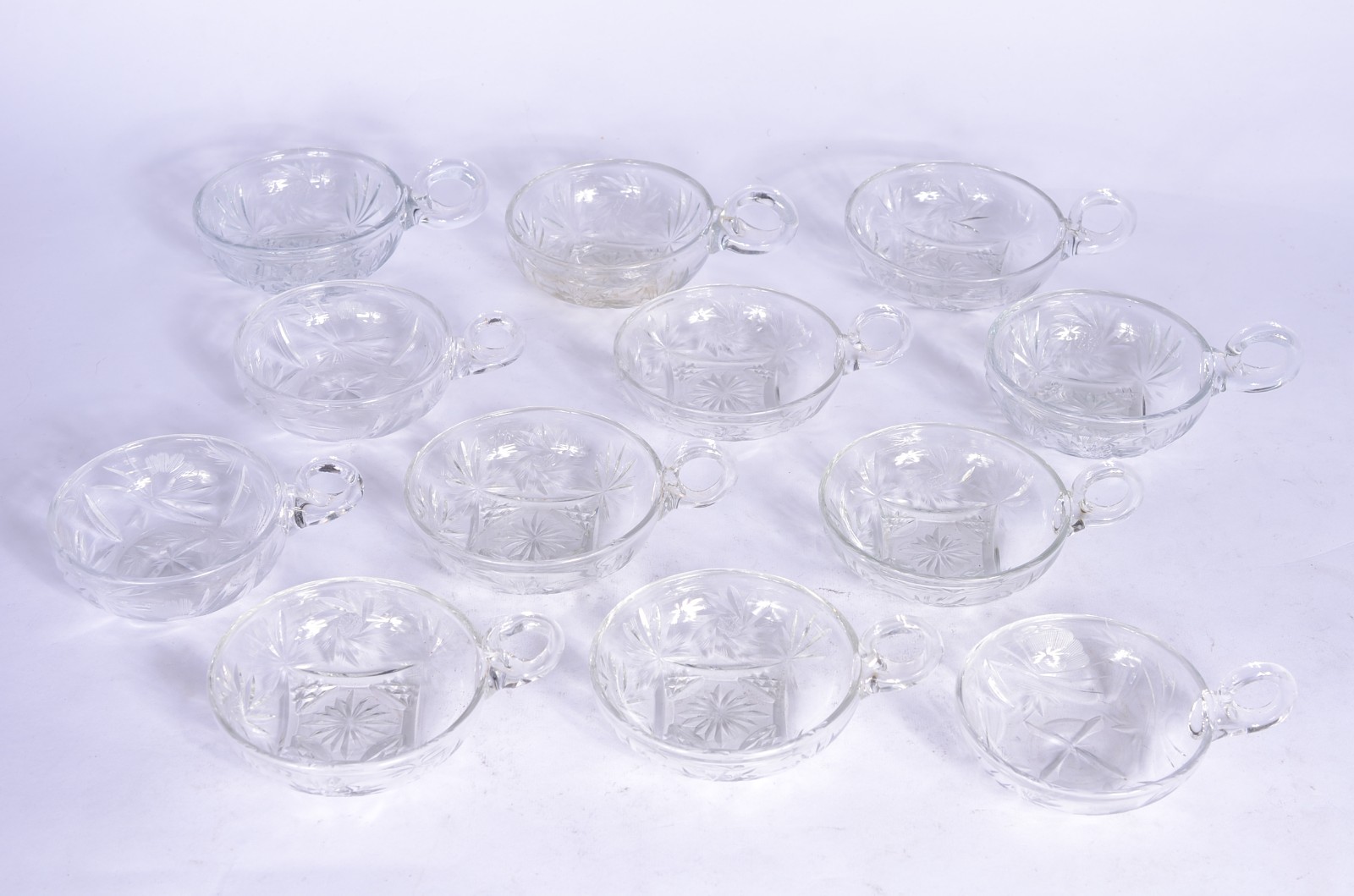 Diversas peças de vidro/cristal, sendo: 12 taças lapidadas para... - foto 2 de 11