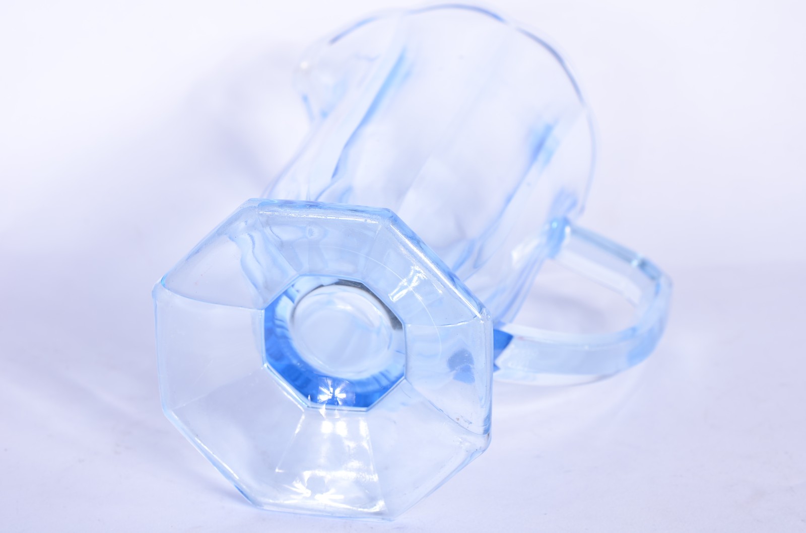 Diversas peças de vidro/cristal, sendo: 12 taças lapidadas para... - foto 6 de 11