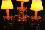Abatjour de cristal na forma de candelabro para... - Abatjour de cristal na forma de candelabro para 3 luzes, pingentes lapidados.
