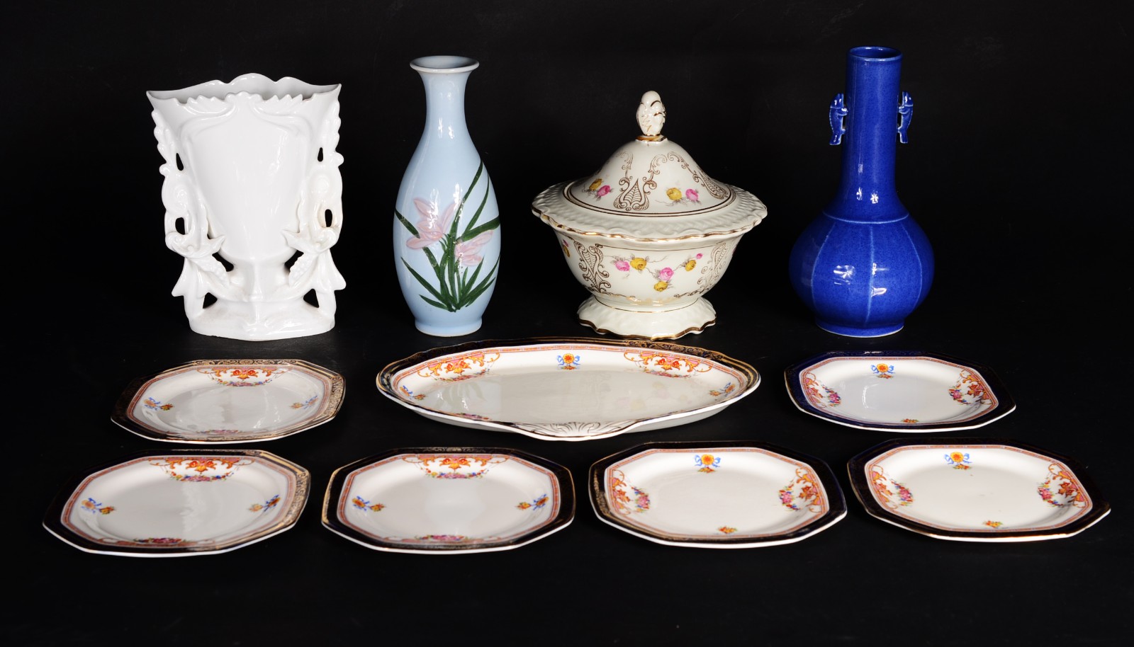 Cinco peças diversas, sendo: bomboniere de porcelana Bavaria... - foto 1 de 11