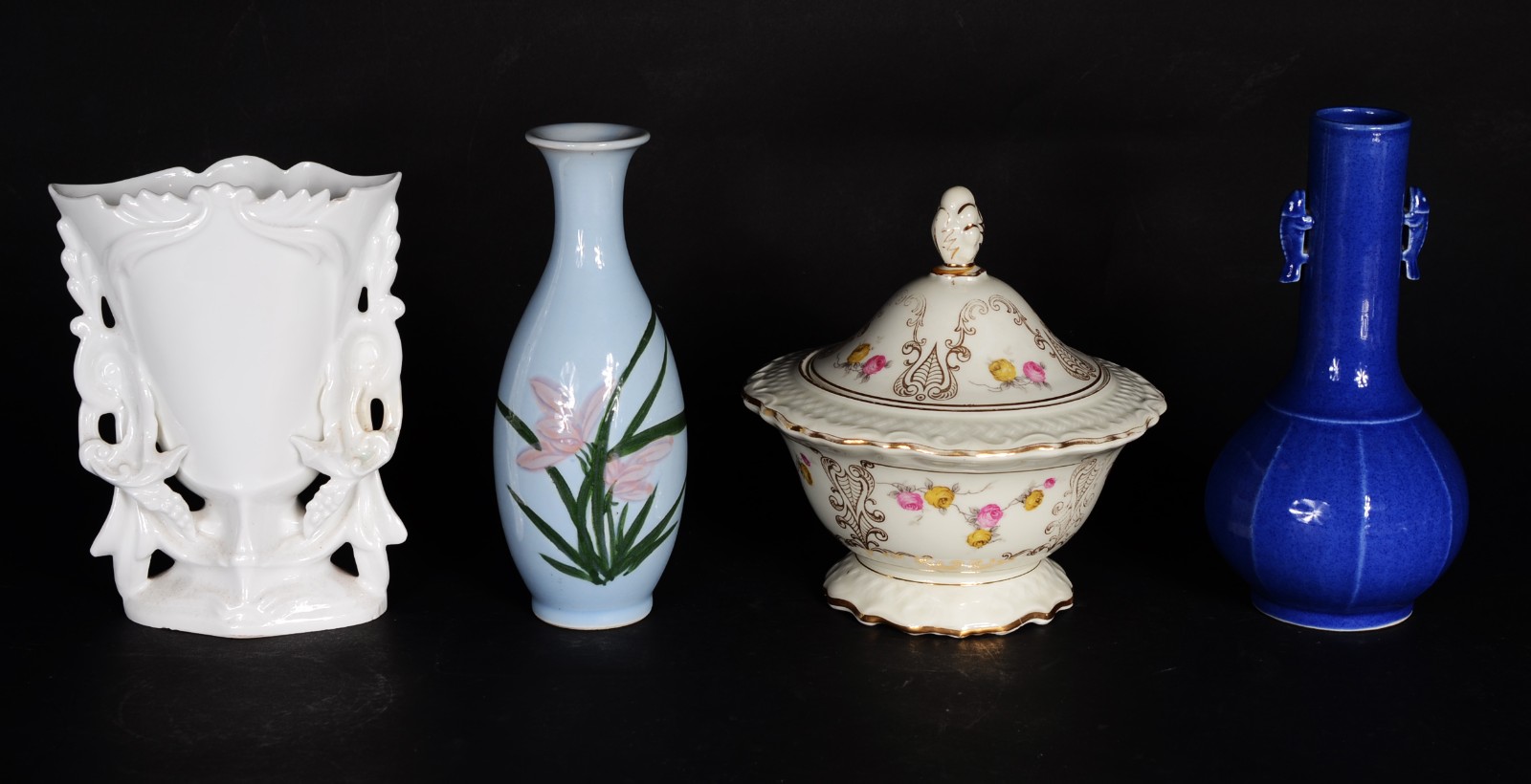 Cinco peças diversas, sendo: bomboniere de porcelana Bavaria... - foto 2 de 11