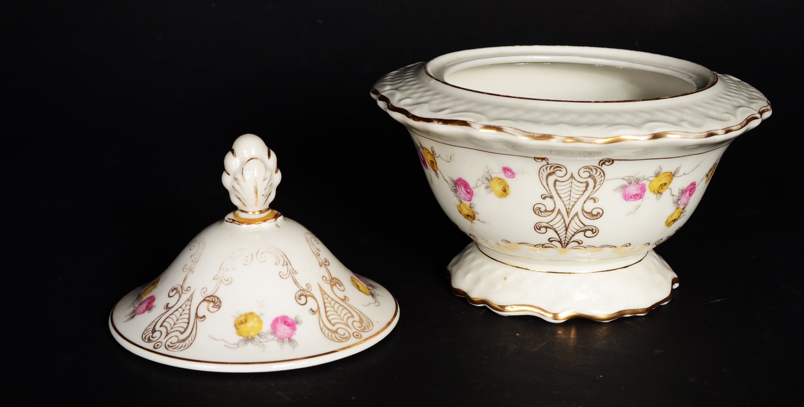 Cinco peças diversas, sendo: bomboniere de porcelana Bavaria... - foto 9 de 11