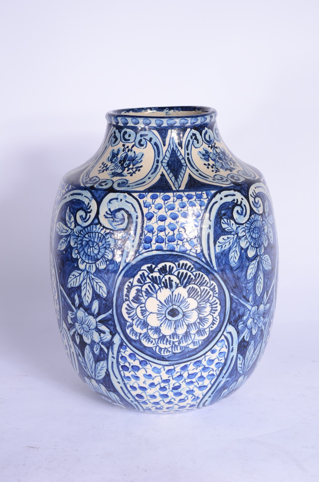 Vaso de cerâmica azul e branca. - foto 1 de 5