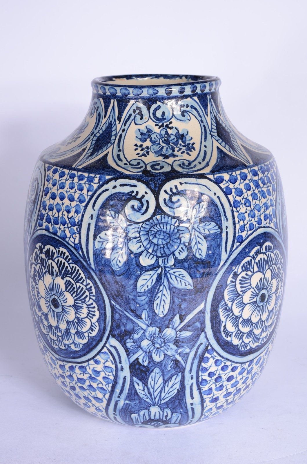 Vaso de cerâmica azul e branca. - foto 2 de 5