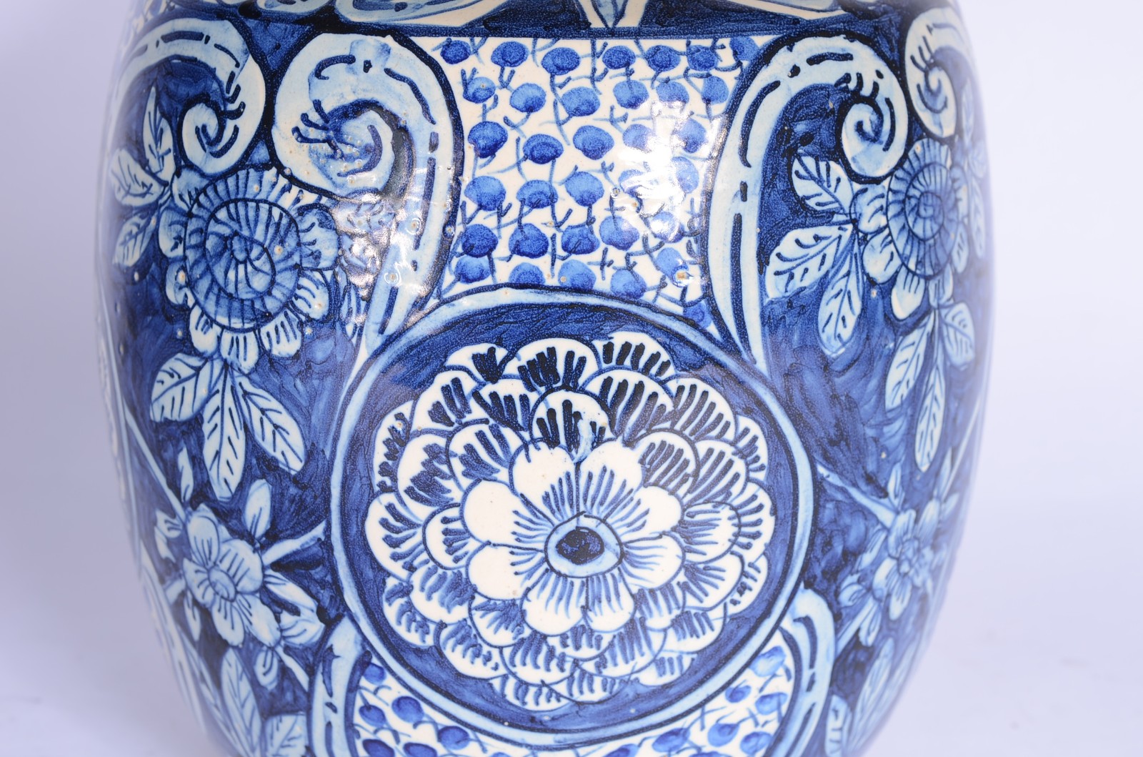 Vaso de cerâmica azul e branca. - foto 3 de 5