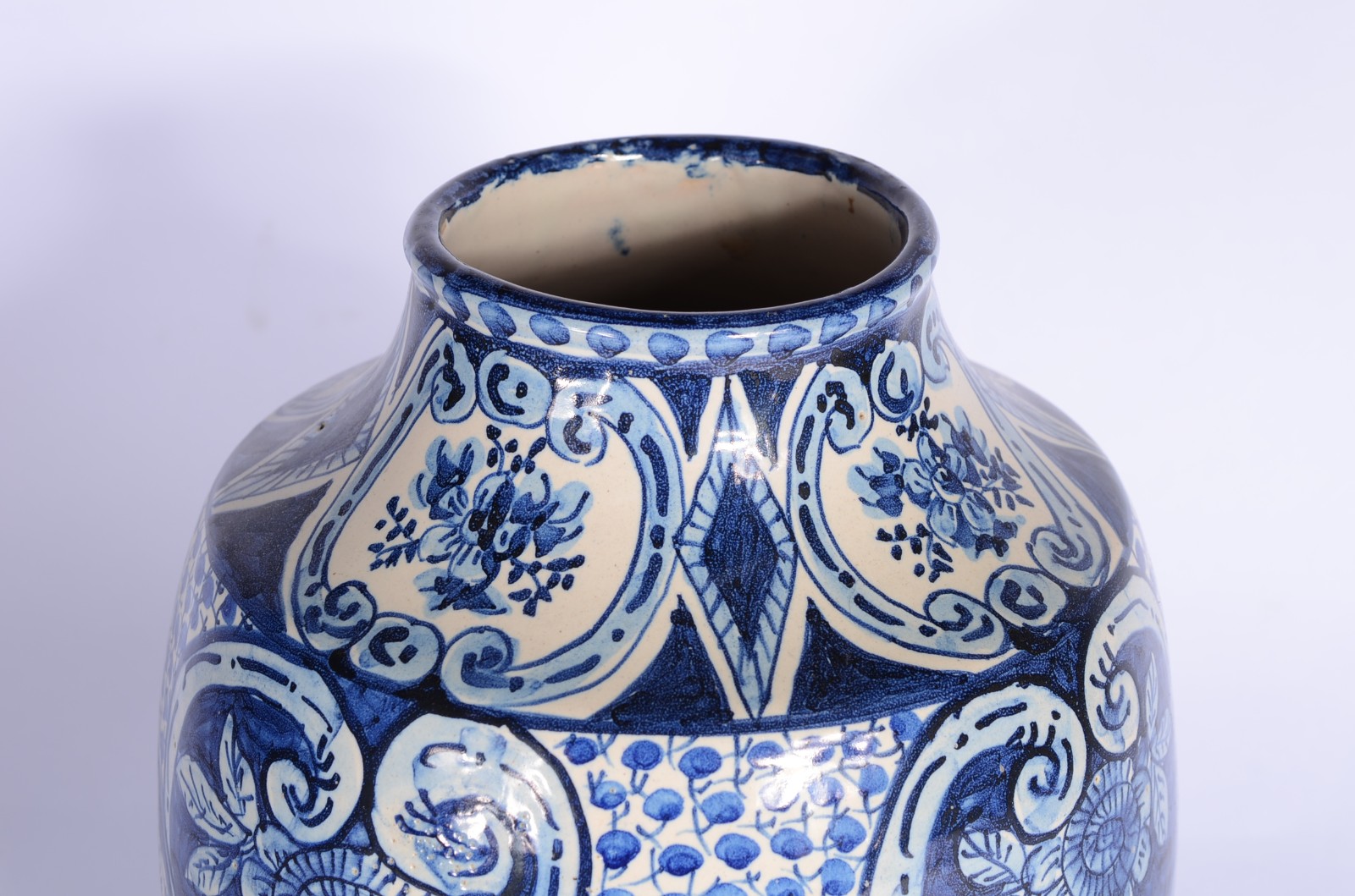 Vaso de cerâmica azul e branca. - foto 4 de 5